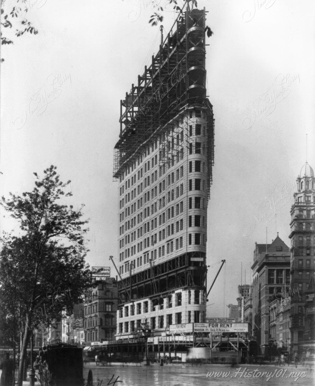 Rare 1902 photograph of the Flatiron Building under construction with exposed steel framing